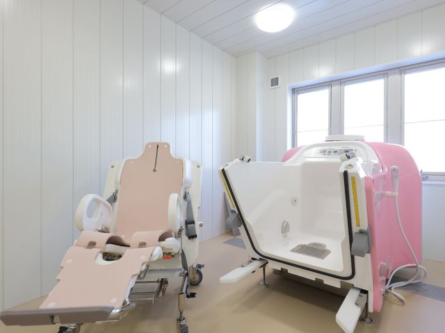 清潔な浴室設備 浴室 清潔感のある設備が整った浴室です。利用者の安全と快適さを考えたバリアフリー設計になっております。