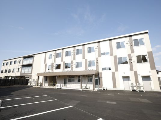 明るい日差しの外観