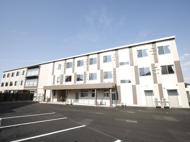 明るい日差しの外観 外観 きれいに整備された駐車場がある快適な外観です。窓が多く、開放感のある建物からは安心の生活が感じられます。