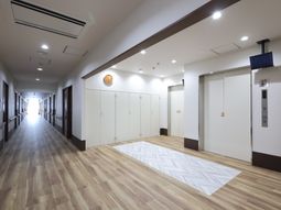 明るく清潔な廊下