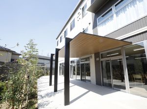 明るい屋外のエントランス