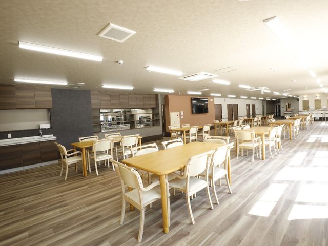 清潔な食堂の風景 食堂 ゆとりのある広々とした食堂は、明るい木のテーブルが配され快適な空間です。そこで働く方々が暖かい雰囲気を作り出し、食事の時間も楽しみの一つになっています。