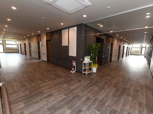 広々とした明るい廊下