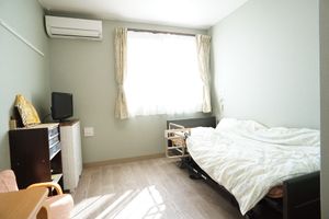 明るい個室の居室