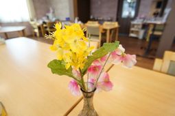 花のある明るい食堂
