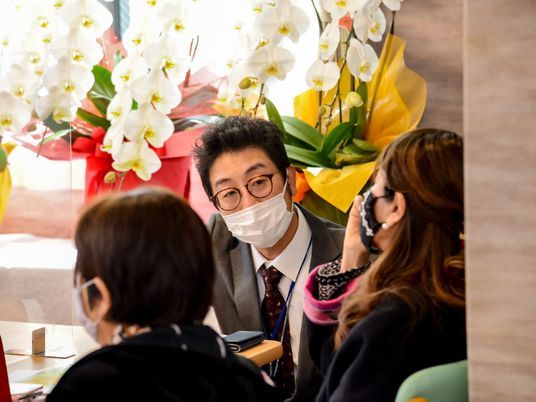 会話する人々と花飾り