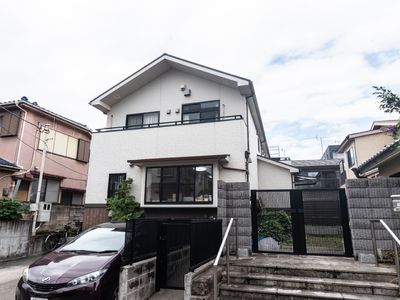 白い壁の洋風建築