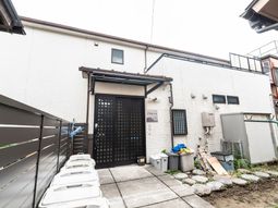 白壁の建物エントランス