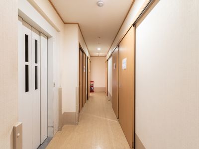 明るい廊下の風景
