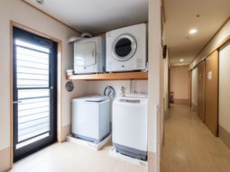 コインランドリー設備付き廊下