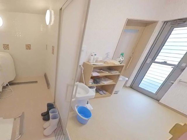 清潔な洗面台と浴室 浴室 広々とした清潔な水回りで、快適な身支度が整います。手すりが設置され、安全に配慮された環境です。