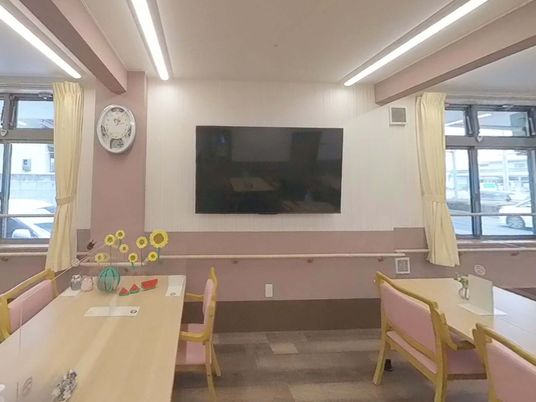 ピンクの壁の応接室