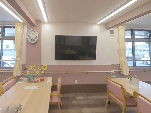 ピンクの壁の応接室 共有スペース ゆったりとした椅子が並ぶ心地よいラウンジです。ひとときのおしゃべりやリラックスタイムに最適な場を提供しています。