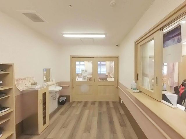 フロントと洗面台のある空間 フロント 清潔感溢れる受付エリアです。スタッフがきめ細かい対応を心がけ、来訪者の方々を温かく迎えます。