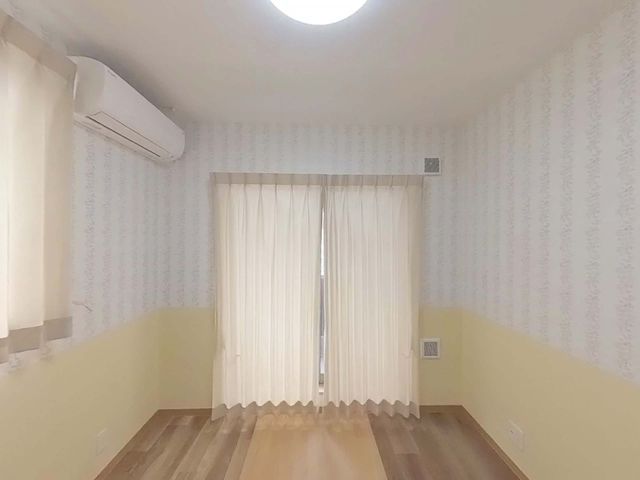 柔らかい光の居室 居室 明るく清潔感のある居室です。心地よい空間でお仕事をし、利用者様の快適な生活を支えていただけます。