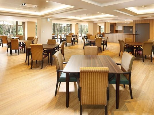 広々とした明るい食堂