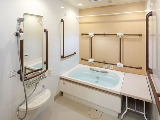 バリアフリーな浴室設備