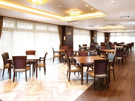 明るい広々とした食堂