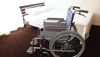 車椅子とベッドの居室