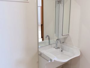 手洗い場の洗面台  