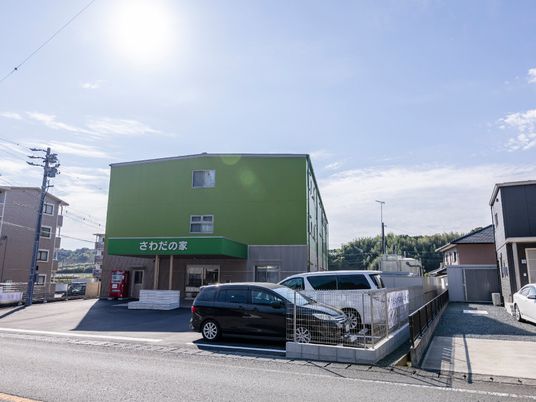 緑色の建物の外観
