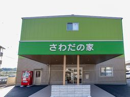 緑色の看板の建物正面