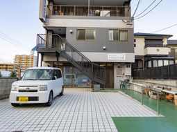 車のあるエントランス