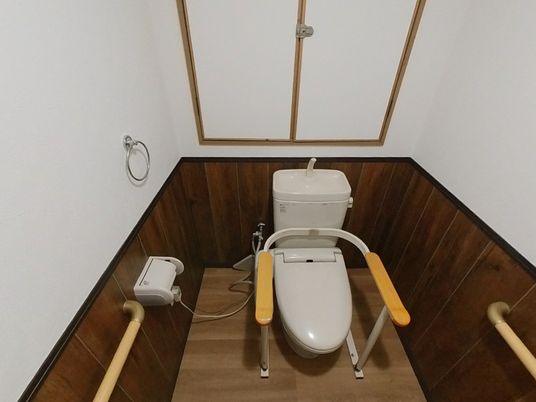 手すり付きトイレ