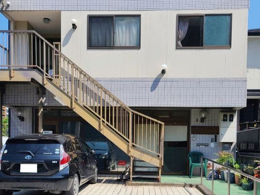 木製階段付き建物外観