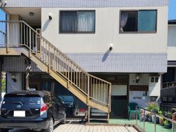 明るい外観の建物