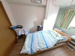 明るい窓辺の居室
