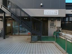 階段横の入り口エントランス