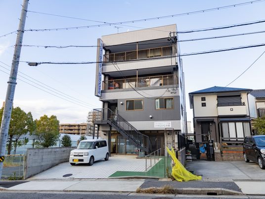 正面に立つ建物