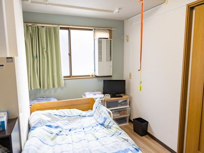 明るい個室の居室  