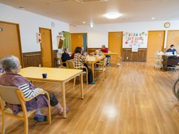 和やかな会話のラウンジ