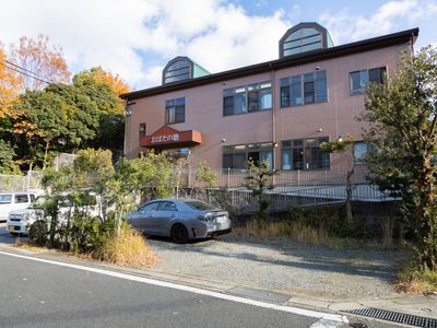駐車場付きの外観