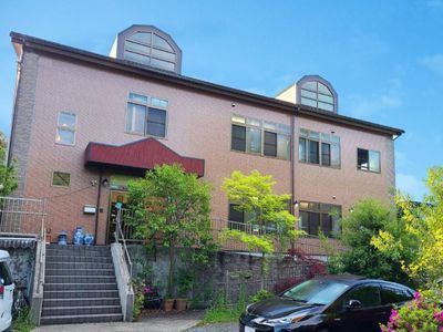 レンガ色の建物外観