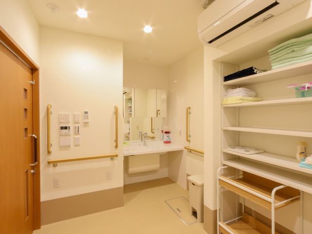 バリアフリーの洗面台設備 脱衣所 広々とした使いやすい洗面台が整っており、日々の身支度に便利な環境が提供されています。安全に配慮した手すりも完備しております。