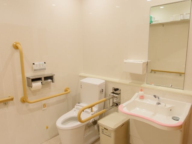 バリアフリー対応トイレ トイレ 安全に配慮されたハンドレール付きの広々としたトイレです。利便性と快適さを重視した、洗練されたデザインになっています。