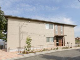 明るい外観の建物