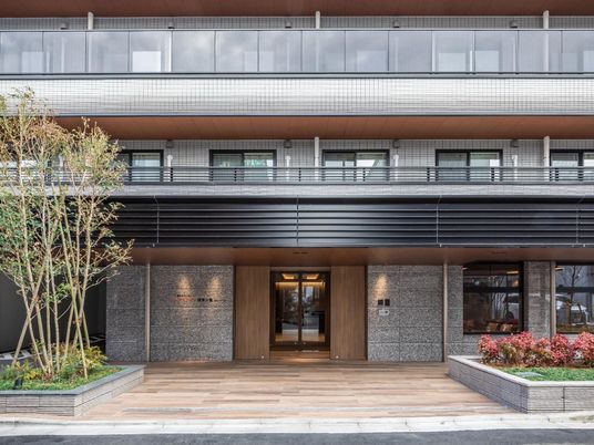 モダンな建物のエントランス