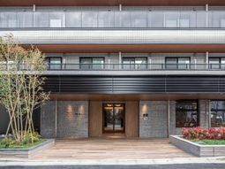 モダンな建物のエントランス