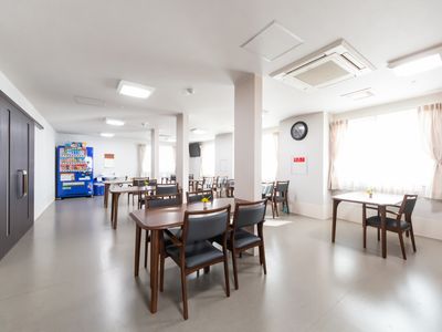 明るい空間の食堂