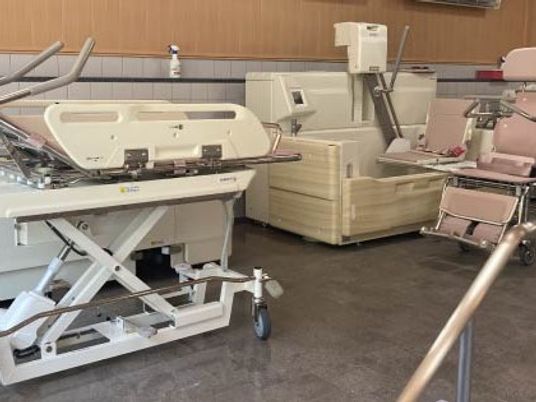 リハビリ器具が並ぶ部屋