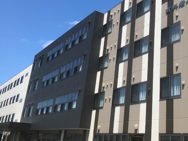清潔感のある施設外観 外観 現代的なデザインで整ったこの建物は、快適な勤務環境を提供します。明るく清潔感あふれる外壁が魅力的です。