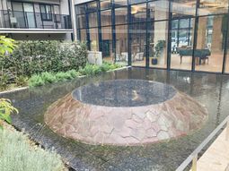 緑に囲まれた中庭の景観