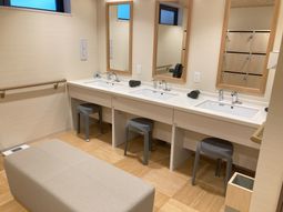 広々とした清潔な洗面台