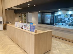 広々とした明るい受付