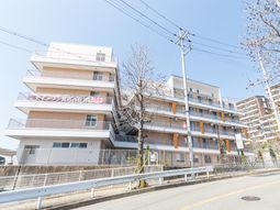 明るい外観のモダン建築