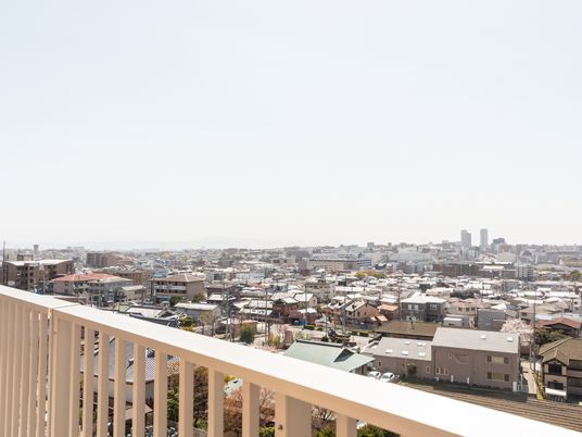 都市の景色が広がるバルコニー